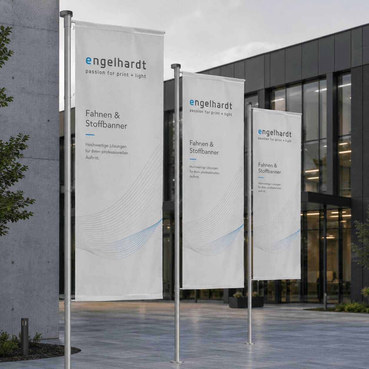 fahnen-und-stoffbanner Fahnen und Stoffbanner von ENGELHARDT vor einem modernen Firmengebäude im Außenbereich.