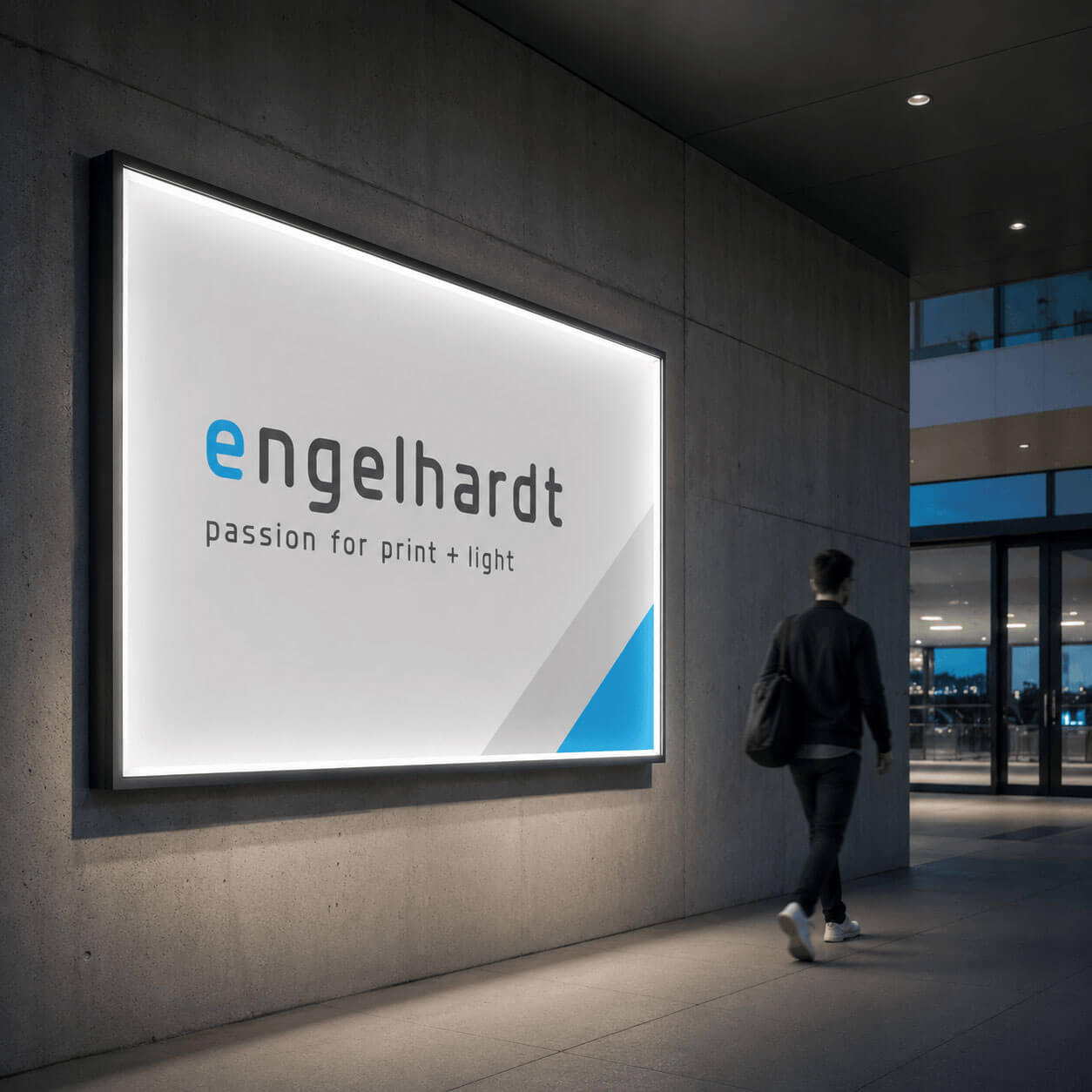 licht-und-leuchtwerbung Beleuchteter Leuchtkasten mit ENGELHARDT Logo an Betonwand im Außenbereich bei Abendlicht.