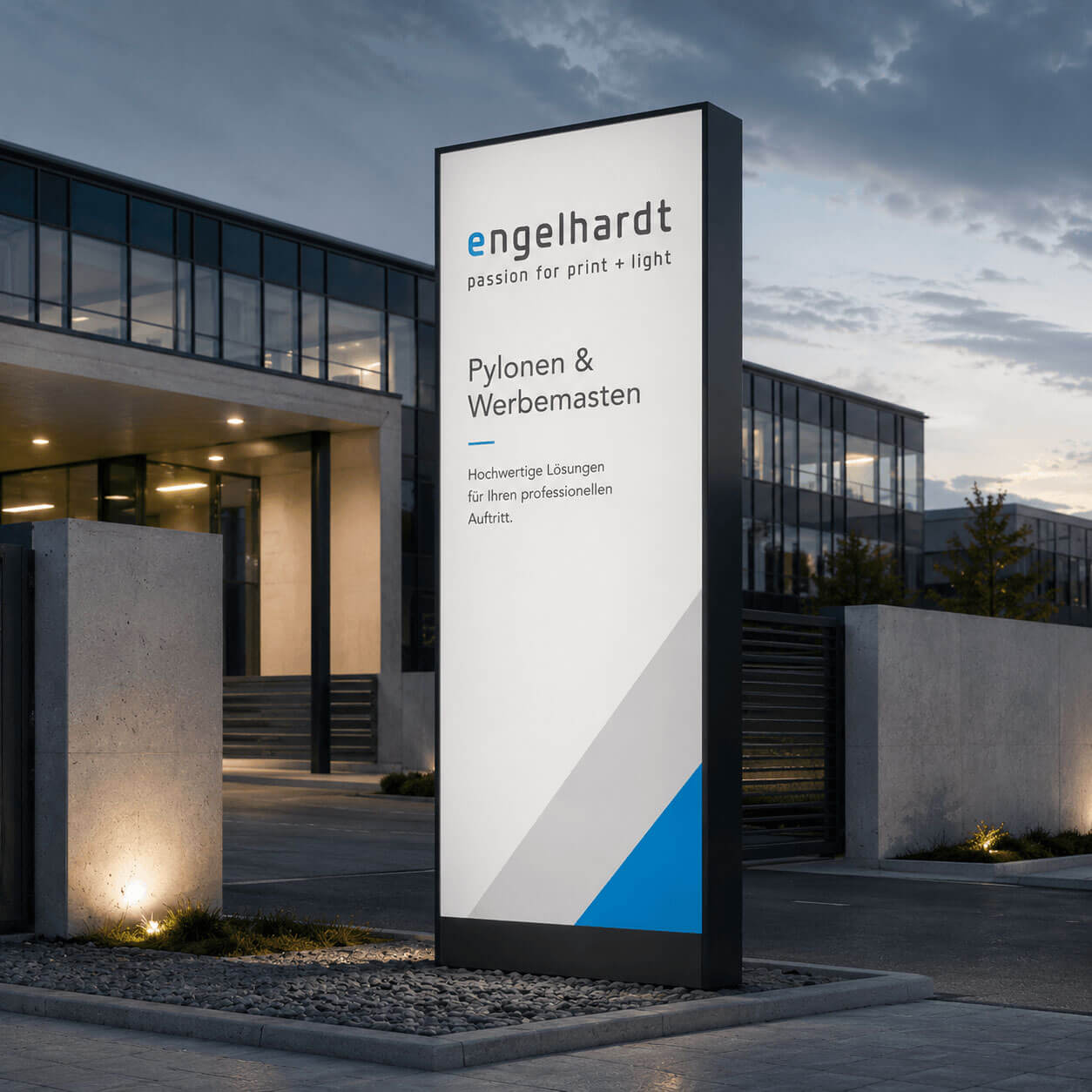 pylonen-und-werbemasten Beleuchteter Werbepylon von ENGELHARDT vor einem modernen Unternehmensgebäude.