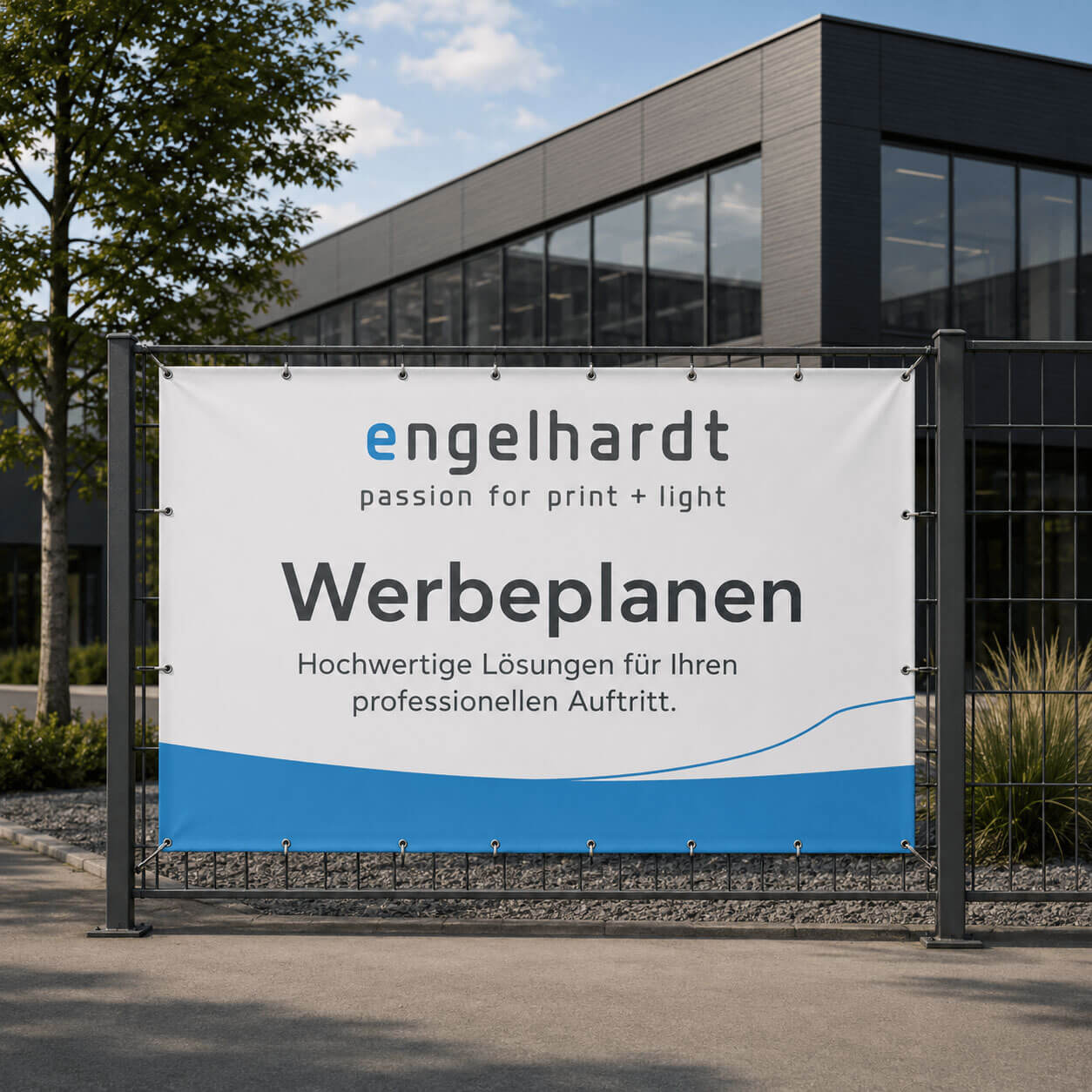 werbeplanen Großformatige Werbeplane von ENGELHARDT mit Ösen an einem Außenzaun befestigt.