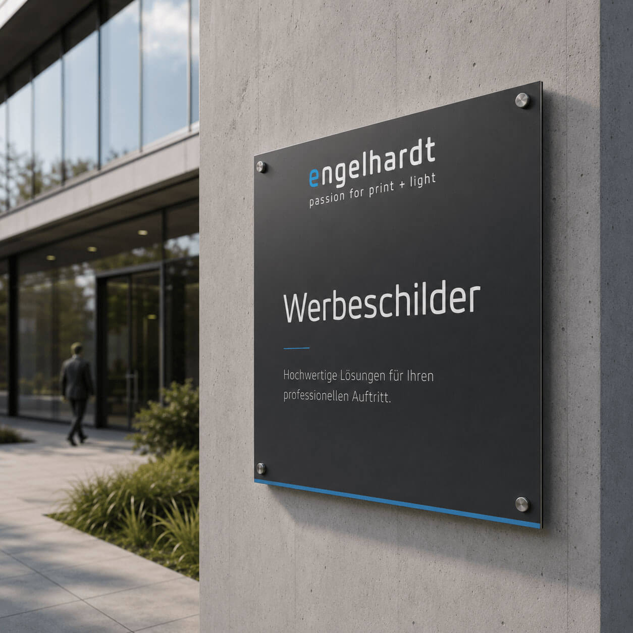 werbeschilder Modernes Werbeschild von ENGELHARDT auf dunkler Platte an einer Betonfassade montiert.