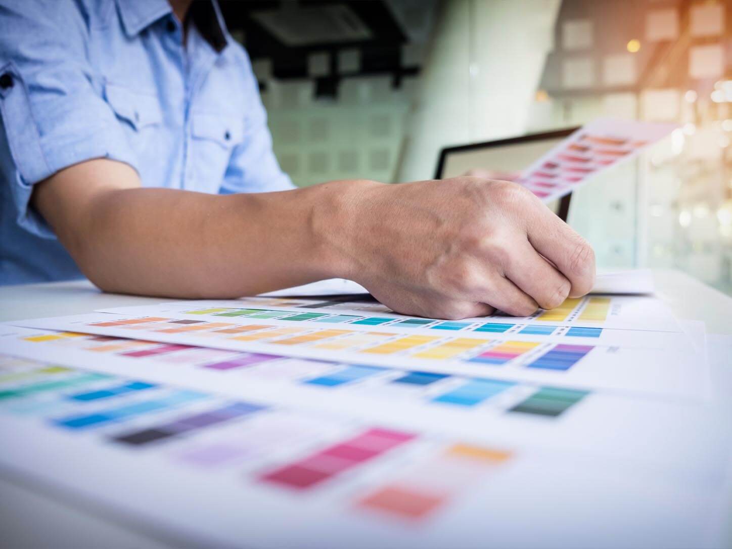 Farbabstimmung und Gestaltung für Print- und Werbetechnik bei Engelhardt Coburg anhand von Farbfächern und Druckmustern