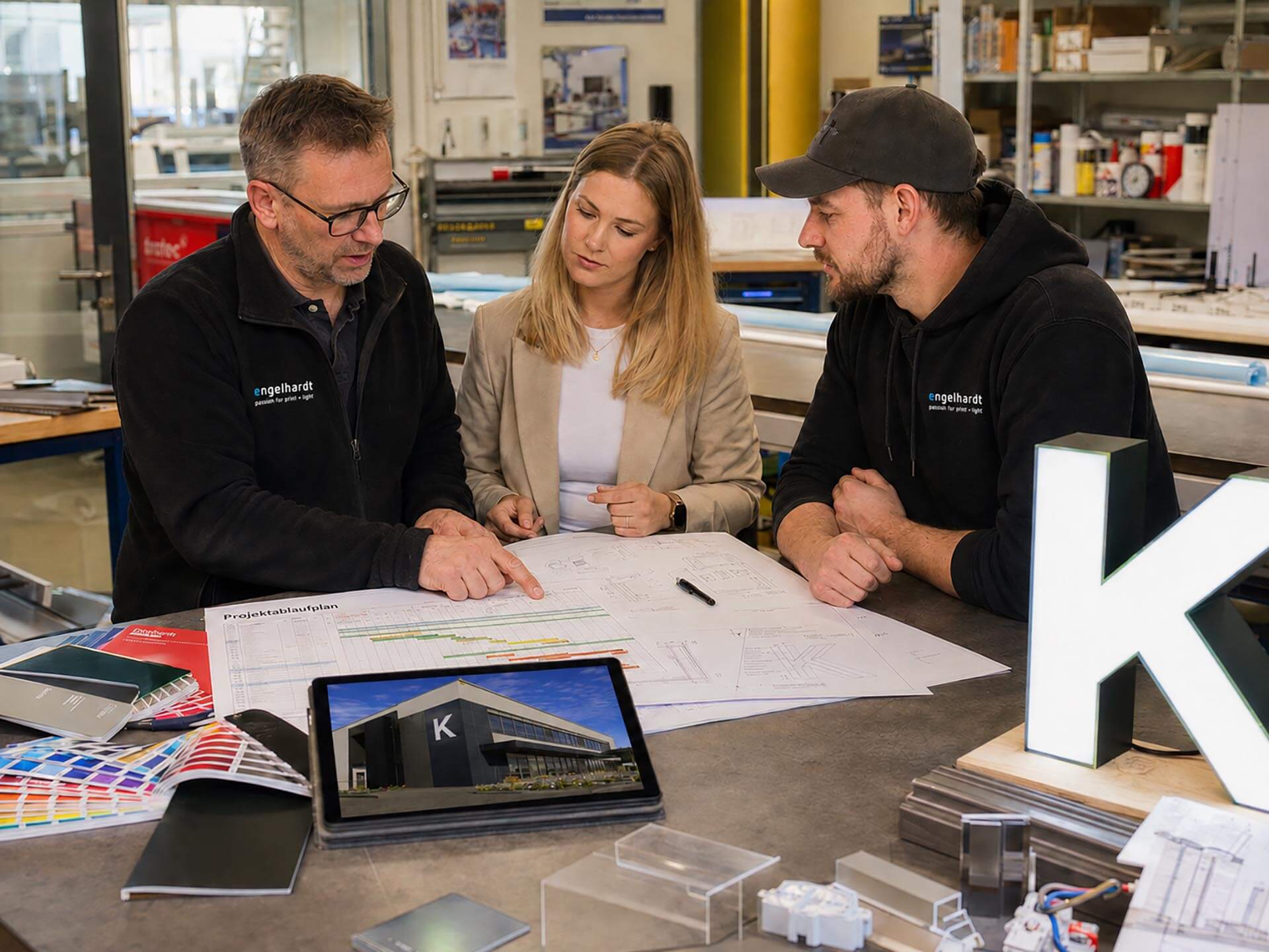 verlaesslicher-ablauf Projektbesprechung bei Engelhardt Coburg – Mitarbeitende planen gemeinsam eine individuelle Werbeanlage und Lichtwerbung